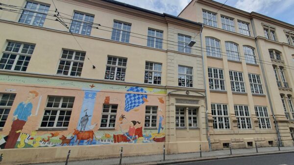 15. Grundschule - Eingang um die Ecke an der Seifhennersdorfer Straße