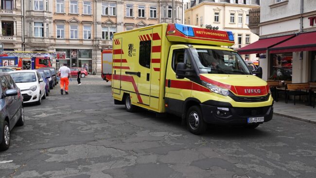 Die verletzte Fußgängerin wurde in ein Krankenhaus gebracht. Foto: Roland Halkasch