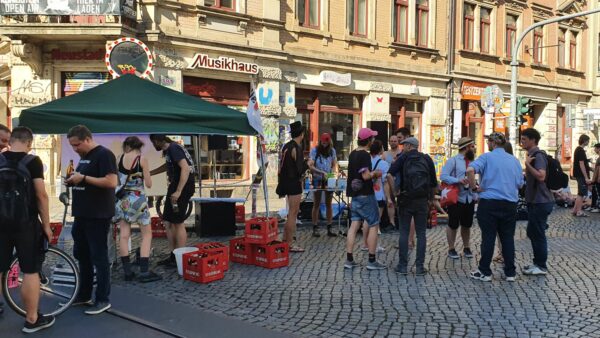 Am Nachmittag gab es eine Demo gegen Alkoholverbote auf der Kreuzung, die sich bis in die Abendstunden hinzog.