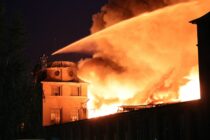 Großeinsatz der Feuerwehr an der Nestler-Halle - Foto: Roland Halkasch