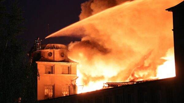 Großeinsatz der Feuerwehr an der Nestler-Halle - Foto: Roland Halkasch