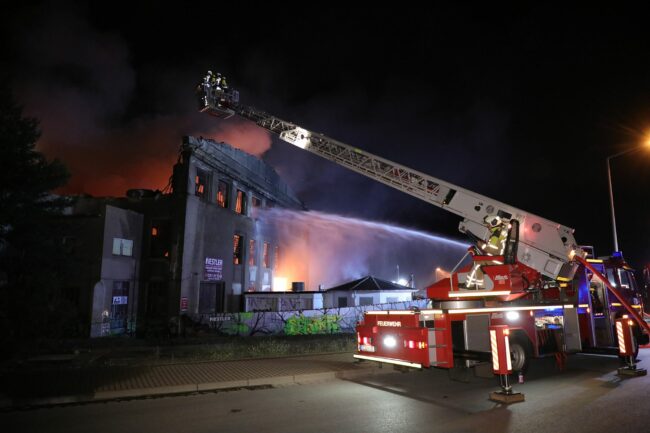 Feuerwehr im Einsatz an der Nestler-Halle im Industriegelände - Foto: Roland Halkasch