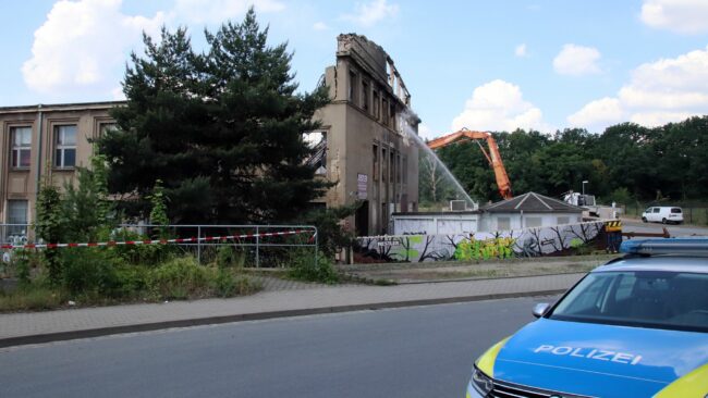 Die Polizei hat das Gelände weiträumig abgesperrt. Das Betreten der Halle ist lebensgefährlich.