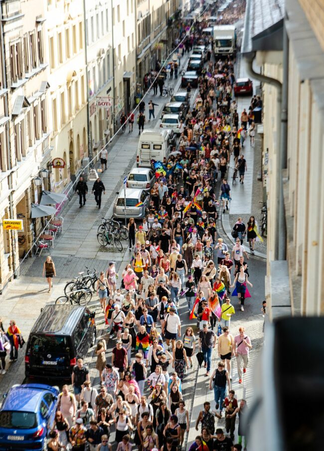 Demozug auf der Alaunstraße - Foto: Queer Pride