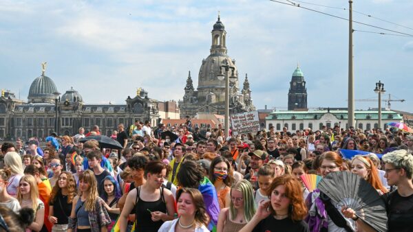 Queer Pride Dresden Demo 2022 auf der Augustusbrücke - Foto: Anja Schneider