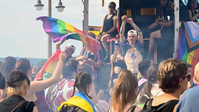Queer Pride Dresden Demo 2022 auf der Augustusbrücke - Foto: Anja Schneider