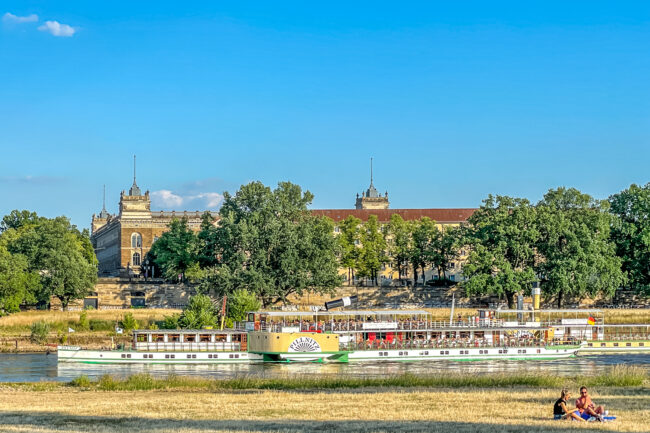 An Bord ist es voll und man sieht das schöne Schiff ja gar nicht… Foto: Ulrich van Stipriaan