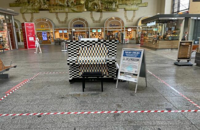 So sah das Klavier im Vorjahr im Bahnhof Neustadt aus. Foto: Klangraum