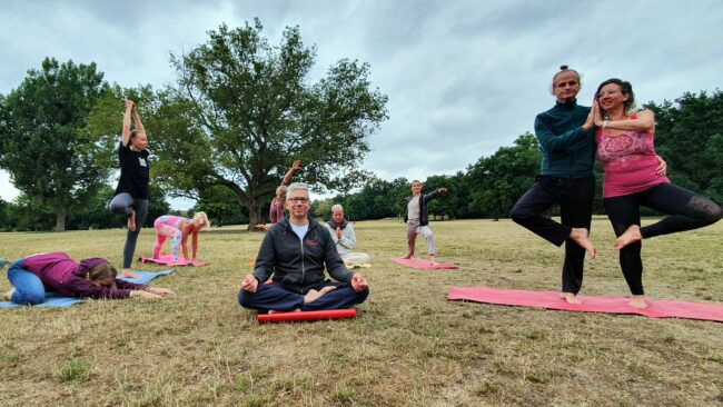 Probe-Yoga auf dem Alaunplatz mit Jörg Polenz (Mitte)