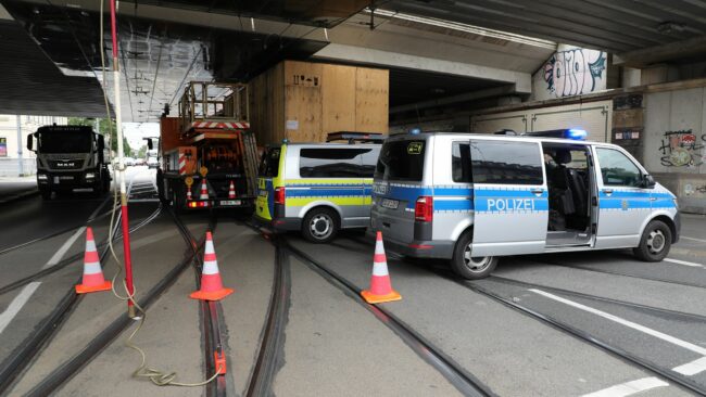 LKW blockiert Eisenbahnbrücke - Foto: Roland Halkasch