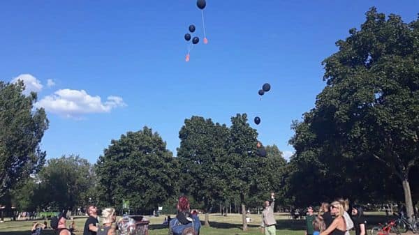 Zum Gedenken an verstorbene Drogengebraucher*innen steigen schwarze Luftballons in den Himmel. Foto: Soja Suchtprävention - Diakonie Dresden
