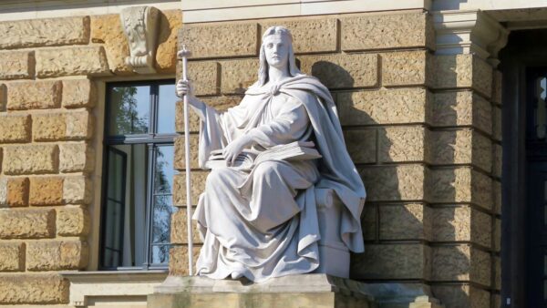 Drei Jahre nach der Tat wurde am Amtsgericht Dresden heute ein Strafbefehl ausgestellt.