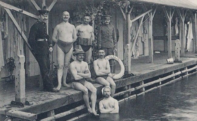 Die Badehosen für Herren waren Anfang des 20. Jahrhunderts gerade deutlich knapper geworden. Postkarte von 1915 