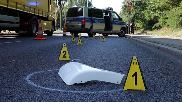 Bei dem Unfall wurde eine Frau lebensgefährlich verletzt. Foto: Roland Halkasch