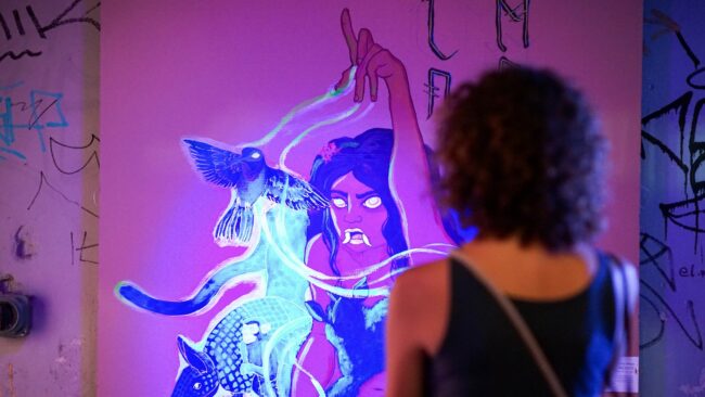 Ausstellung aus dem vergangenen Jahr mit fluoreszierende Farben. - Foto: Anahi Mou