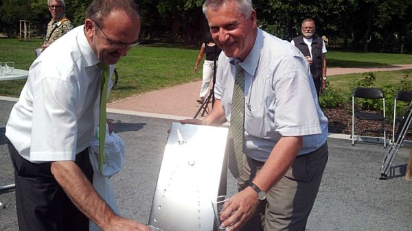 Seit zehn Jahren gibt es den Trinkbrunnen auf dem Alaunplatz. Foto von der Einweihung mit den Chefs vom Grünflächenamt und Drewag