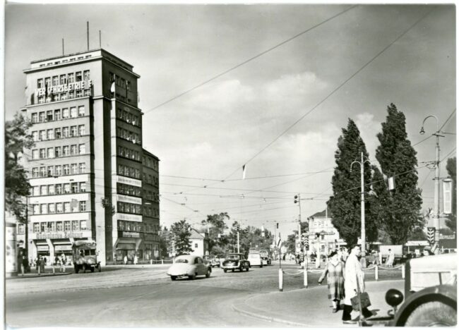 Dresden - 1959 - Platz der Einheit - Brück & Sohn Kunstverlag Meißen, 29594-Dresden-1959-Platz der Einheit - Haus der Verkehrsbetriebe-Brück & Sohn Kunstverlag, Ausschnitt des Originals, CC BY-SA 3.0