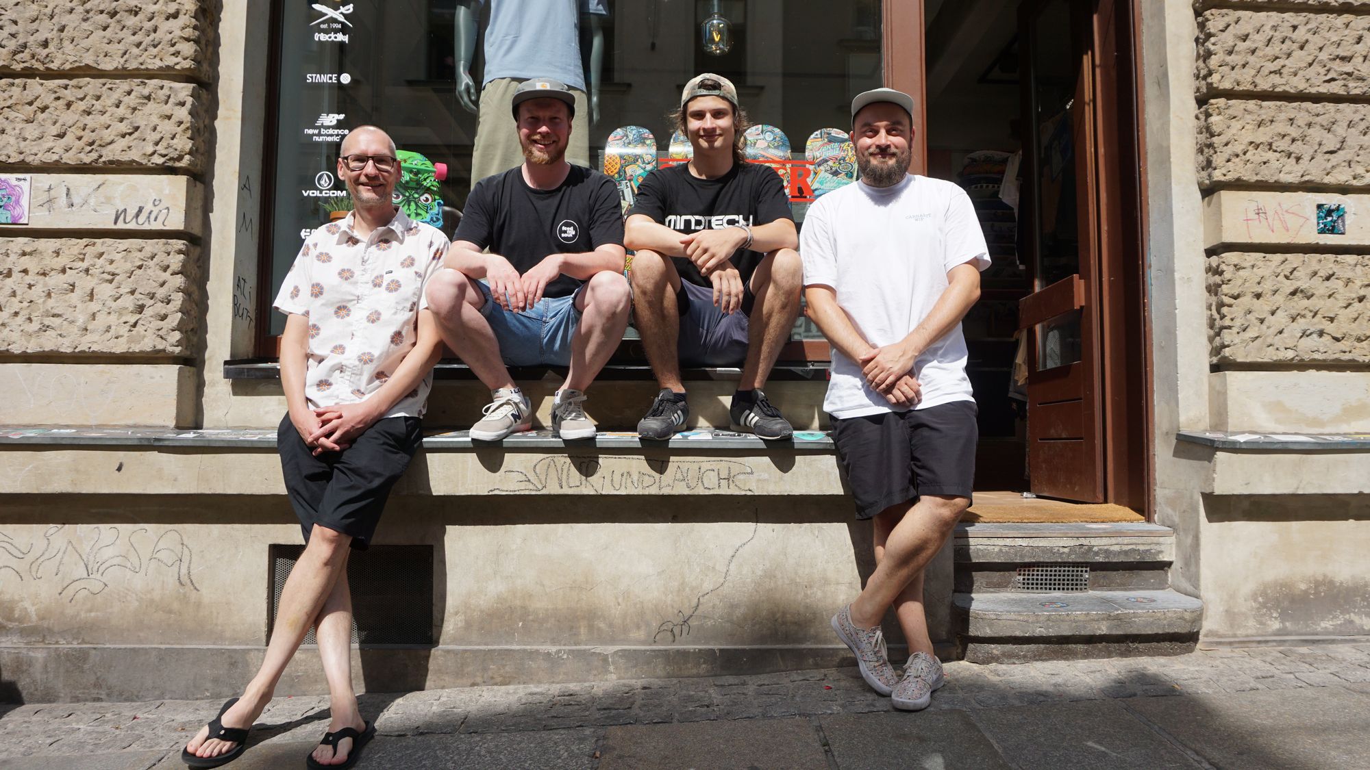 Franco, Tim, Rubi und Philipp (von links nach rechts) walten gemeinsam mit drei weiteren Mitarbeiter*innen in Laden, Lager und Büro.