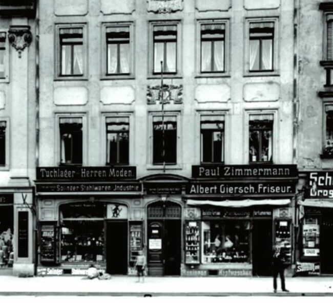 Bayrische Kurzhosenmode - nicht in diesem Traditionsgeschäft in der Hauptstraße 7