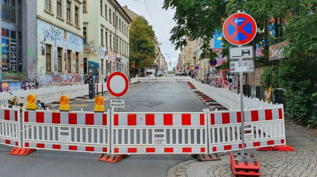 Auf dem Fußweg geht es an der Absperrung vorbei.