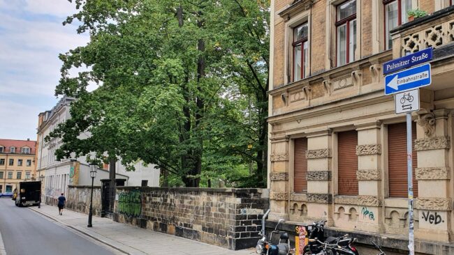 Auch an der Einfahrt vom Martin-Luther-Platz wird auf den radfahrenden Gegenverkehr hingewiesen.