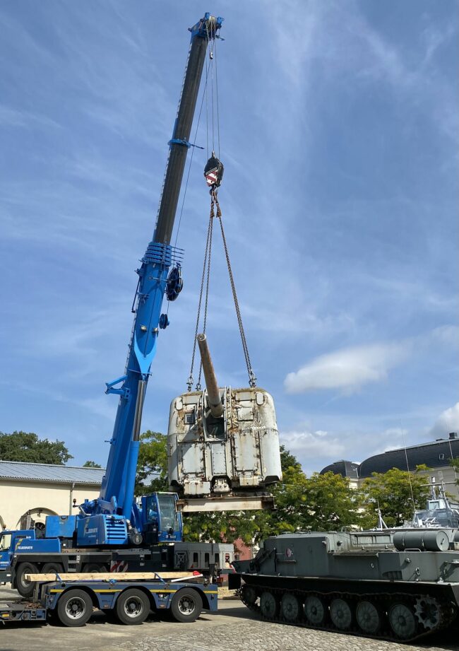 Versetzung einer 100 mm Schiffskanone METL 53 L/55 im Geschützturm eines Zerstörers der Hamburg-Klasse, BRD 1960/61 am 2. August 2022 - Foto: Militärhistorisches Museum