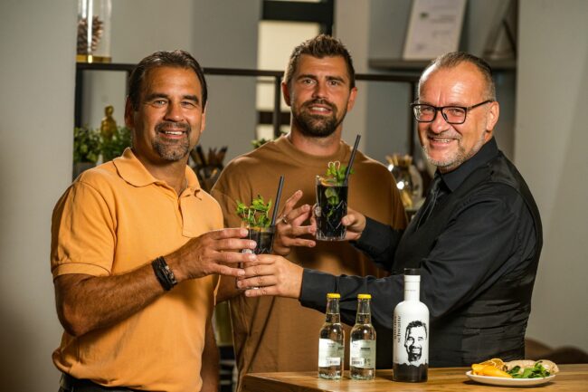 Ulf und Benny Kirsten mit Barkeeper Ulf Neuhaus - Foto:  Sender & Empfänger, Norbert Neumann