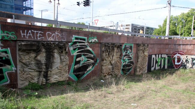 Die Tunnelwildnis rechts liegen lassen und nochmal scharf links abbiegen, Vorsicht Gegenverkehr ist möglich.