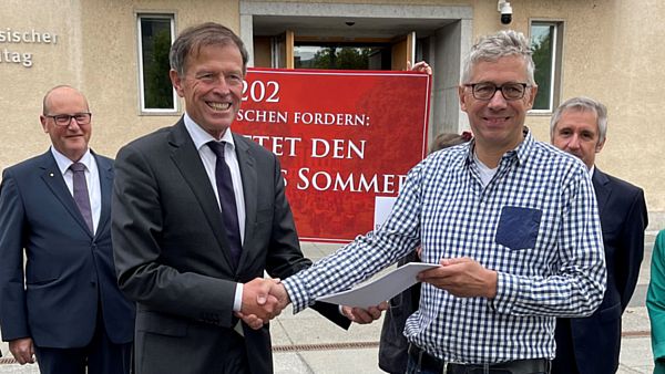 Jörg Polenz (rechts) übergab die Petition an den Landtagspräsidenten Matthias Rößler - Foto: PR