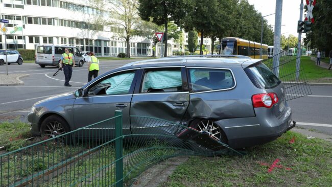 Schwerer Unfall an den Gleisen entlang der Albertstraße. Foto: Roland Halkasch