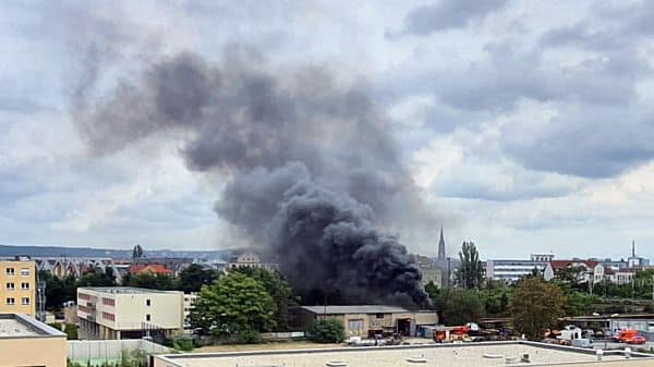 Brand mit großer Rauchsäule im Drewag-Gelände