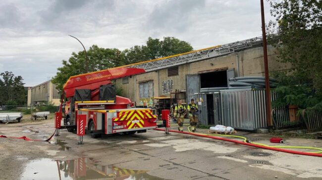 Auch eine Drehleiter kam zum Einsatz.- Foto: Feuerwehr Dresden