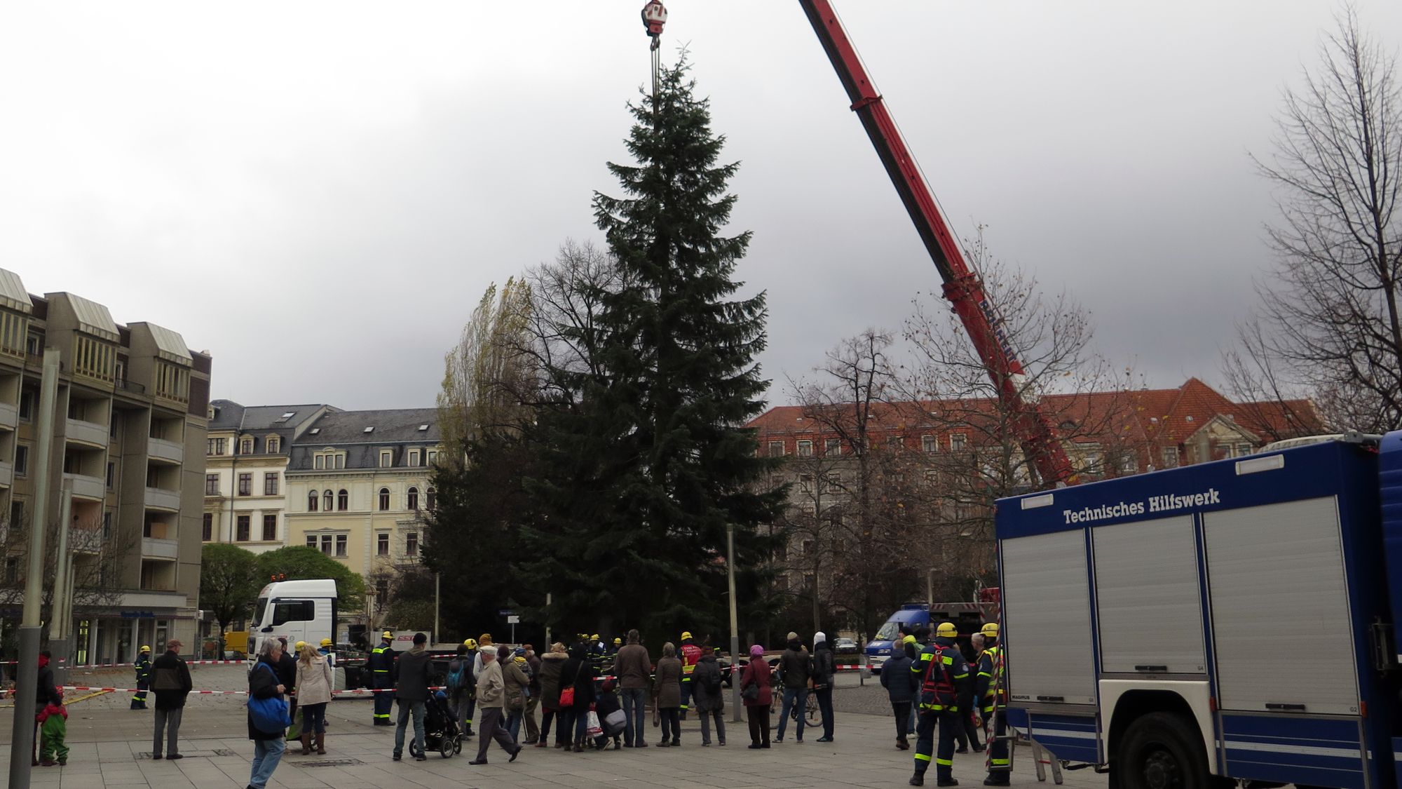 So hoch wie 2015 braucht der Weihnachtsbaum nicht zu sein, der war damals stattliche 15 Meter groß. Aktuell wird eine Tanne oder Fichte mit ca. zehn Metern Höhe gesucht.