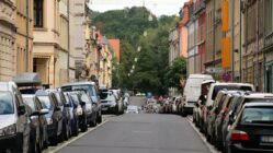 Prießnitzstraße aktuell, kaum Grün dafür viele parkende Autos.