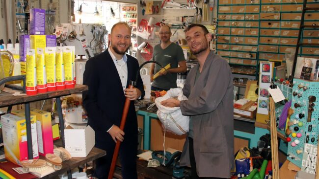 Stefan Richter mit Sauhaken, Thomas Haaß mit Wasserwaage und Sebastian Veit mit frischem Mulch.