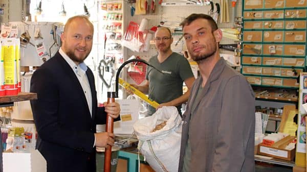 Stefan Richter mit Sauhaken, Thomas Haaß mit Wasserwaage und Sebastian Veit mit frischem Mulch.