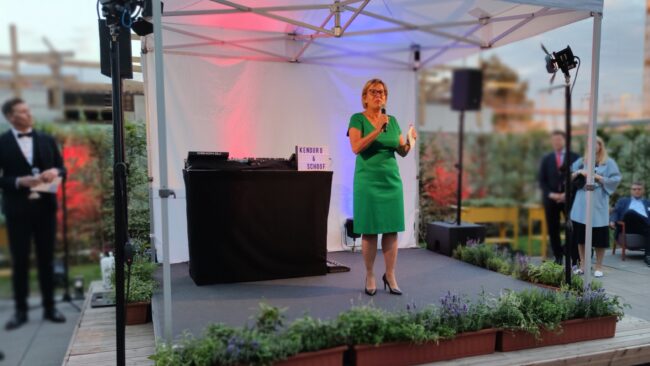 Sächsische Staatsministerin für Kultur und Tourismus, Barbara Klepsch zeigte sich begeistert vom Arcotel in der Hafencity. - Foto: Maren Kaster