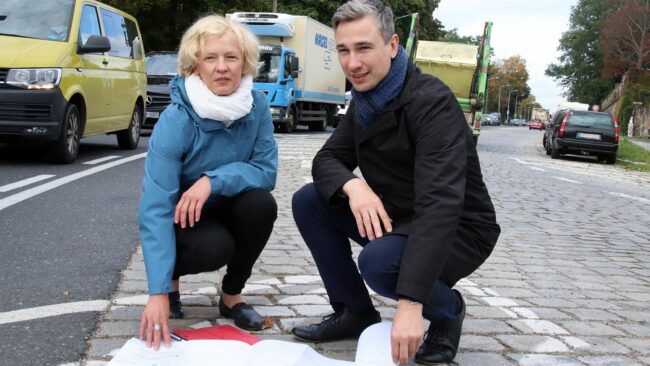 Simone Prüfer, Amtsleiterin im Straßen- und Tiefbauamt, und Verkehrsbürgermeister Stephan Kühn präsentierten am Dienstag die Pläne zur Erneuerung der Stauffenbergallee.