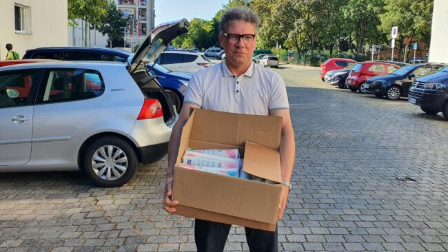 Redakteur Oliver Reinhard mit Hygiene-Artikeln