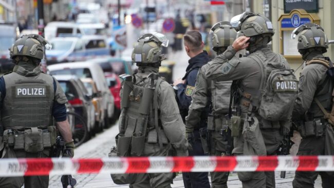 Spezialeinsatzkommando auf der Rudolf-Leonhard-Straße - Foto: xcitepress