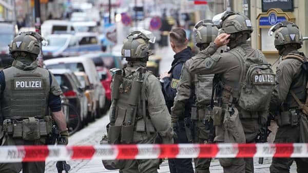 Das Spezialeinsatzkommando ist auf der Rudolf-Leonhard-Straße eingetroffen. Foto: xcitepress