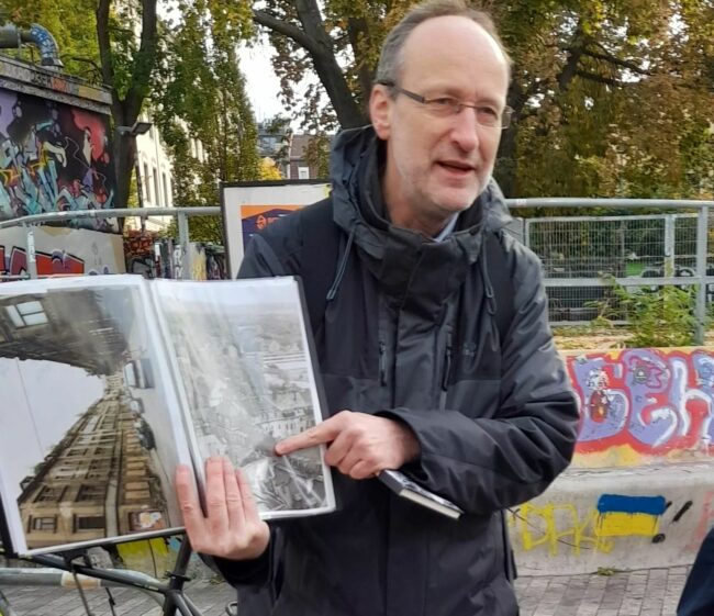 Thomas Pieper vom Stadtplanungsamt erläuterte die Umgestaltung des Scheunevorplatzes - Foto: Jakub Gawlik