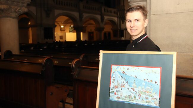 Benjamin Krause, der in der Kirchgemeinde ein freiwilliges soziales Jahr absolviert trägt die Kalender für die Ausstellung zusammen. 