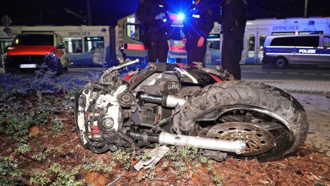 Das Motorrad nach dem Unfall - Foto: Roland Halkasch