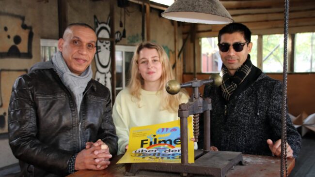 Die Kuratoren Sauf Ullah Khan und Halhaled Ismail mit Praktikantin Mascha Schellenberger