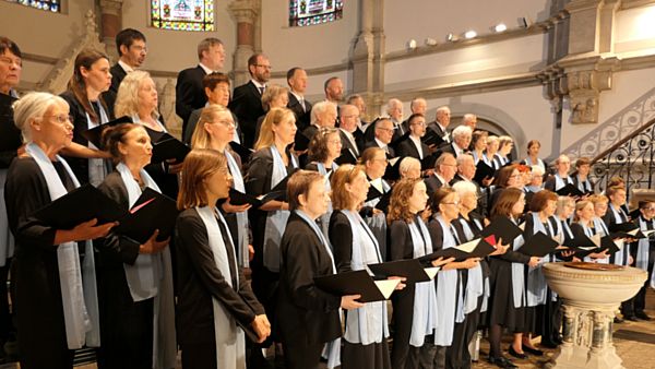 Der Bach-Chor singt in der Martin-Luther-Kirche.