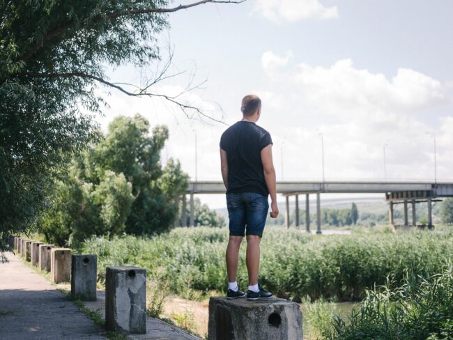Alexander starrt auf eine Brücke über den Fluss Dniester. Ribnita, Region Transnistrien, Republik Moldau; aus der Serie "Am linken Ufer" Foto: Ramin Mazur