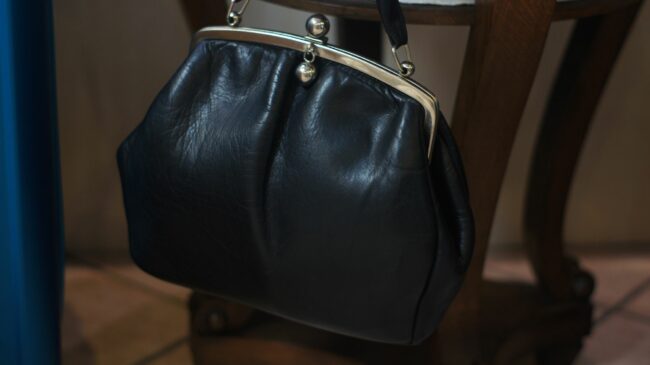 Handtasche von Frau Geissler: "So ist er im Laden immer präsent." Foto: Philine