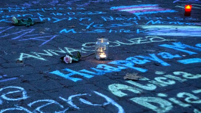 Auf dem Alaunplatz wurden die Namen der Opfer mit Kreide aufgeschrieben. Foto: Queer Pride Dresden