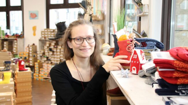 "Christiane Casper" vom Barfüßler stellt schon den ersten Nikolausstiefel ins Schaufenster